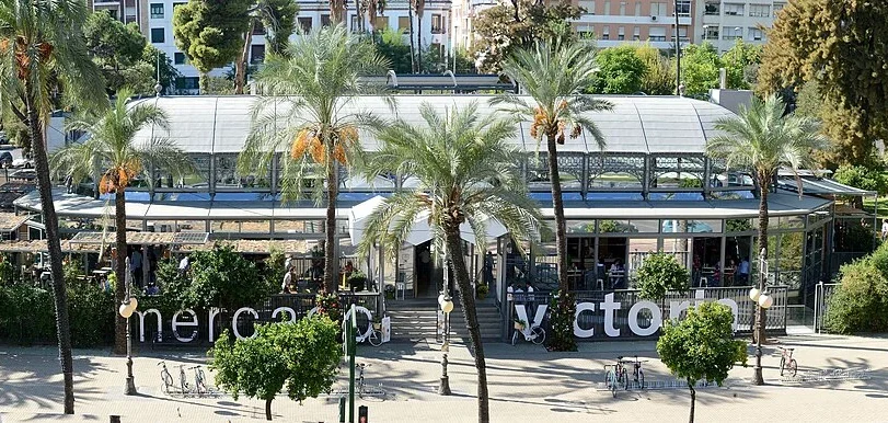 Mercado Victoria and Córdoba Food Market Mercado Victoria in Córdoba featuring food stalls, outdoor seating, and Spanish tapas